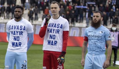 Огромен скандал! Турски футболист отказа да носи тениска "Не на войната!"