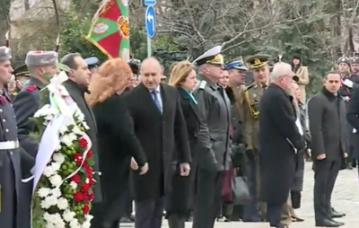 Венци поднесоха пред Паметника на Незнайния войн в столицата президентът