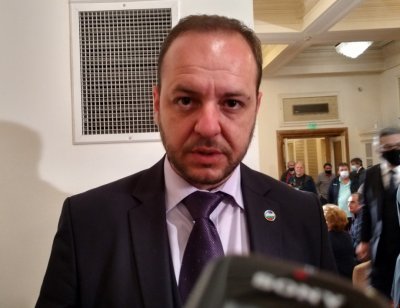 Министърът на околната реда и водите Борислав Сандов е отстранил