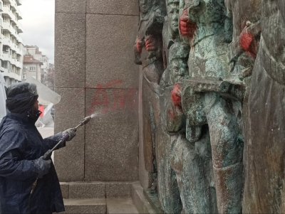 Тази сутрин започна почистването на съветския паметник в центъра на