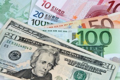 Еврото спадна под символичния праг от 1 10 долара понижавайки се