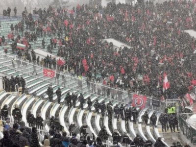 Феновете на ЦСКА успяха да пробият загражденията и да влязат