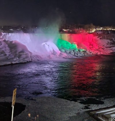 Ниагарският водопад изгря в цветовете на българския трибагреник по повод