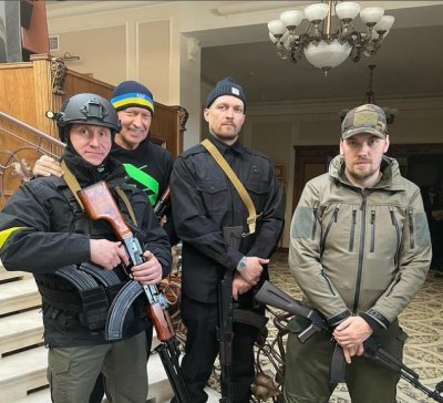 Украинският боксьор Олександър Усик се присъедини към териториалната отбрана на