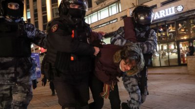 Най малко 100 души са били арестувани днес при антивоенни протести