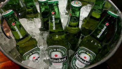 Хайнекен спря производството и продажбите на бирата си в Русия