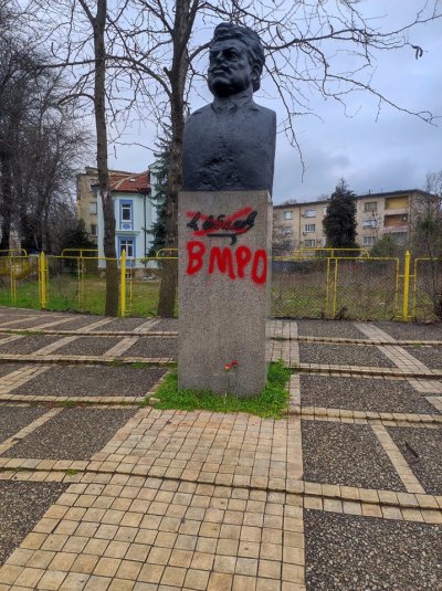 Паметникът на земеделския лидер Александър Стамболийски разположен на кръстовището на