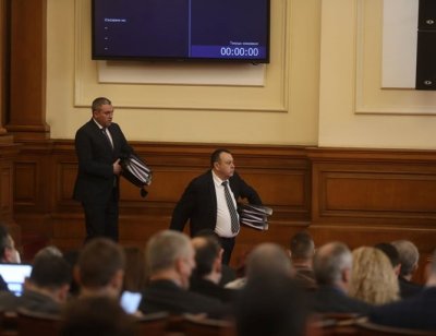 Депутатите от ДПС връчиха на премиера Кирил Петков 8 папки