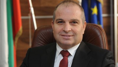 Вицепремиерът и министър на регионалното развитие Гроздан Караджов е освободил двама