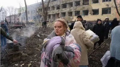 Обсадените жители на украинския град Мариупол се борят помежду си