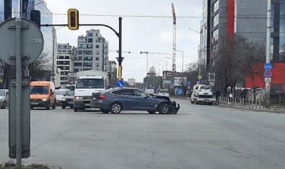 Катастрофа затруднява движението на възлово кръстовище в столицата Около 10 30 ч