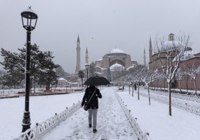 Снеговалежи в Истанбул блокираха полети