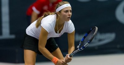 Виктория Томов излиза срещу щерка на тенис легенда