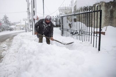 Гръцките власти въвеждат редица мерки за регулиране на трафика преди снежната