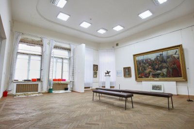 Служителите в най големия музей в Харков се мъчат да спасят