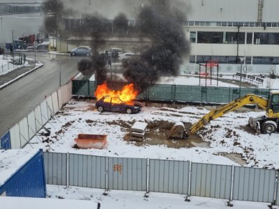 Автомобил се запали и изгоря на строеж в квартал Манастирски