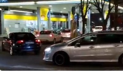 Опашки от автомобили се извиха пред бензиностанциите в Република Северна