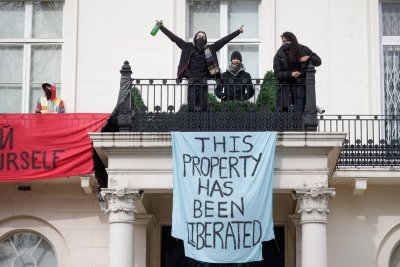 Граждани окупираха имение в центъра на Лондон за което се