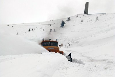 Троянският проход блокиран от 3-метрови преспи