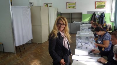 Бившата кметица на столичния района Младост Десислава Иванчева тържествува за
