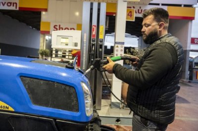 Гърция ще субсидира зареждането на автомобилите с гориво като част