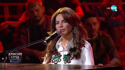 Фолк певицата Алисия пее на плейбек в шоуто Като две