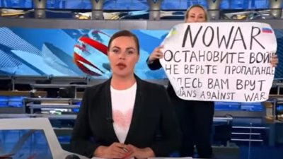 Жена с плакат срещу войната в Украйна влезе на живо