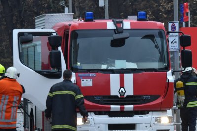 Голям пожар бушува в блок в „Гео Милев" 