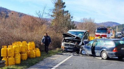 Верижна катастрофа между лека кола джип и товарен автомобил превозващ