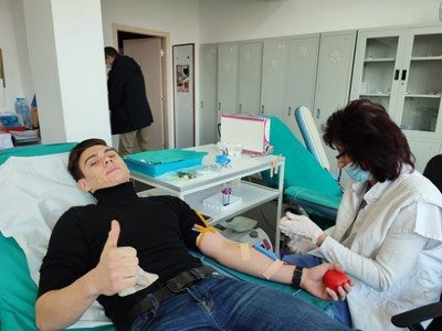 И днес доброволци даряват кръв за 14 годишния Християн Максимов от