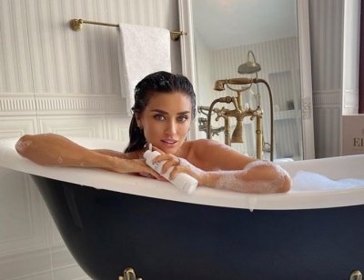 Саня Борисова си търси мъж гола във ваната