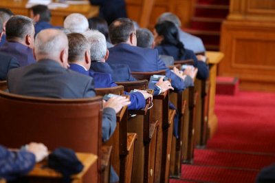 Депутатите махат „златните паспорти”
