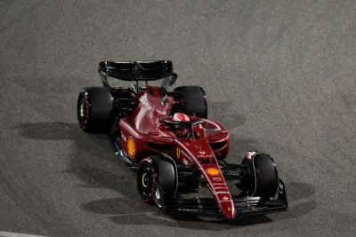 Леклер победи Верстапен и спечели полпозишън за Ферари в Бахрейн