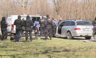 Полицаи с качулки сложиха белезници на мъже от автомобил с полска регистрация (СНИМКА)