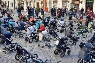 Празни бебешки колички бяха наредени в центъра на украинския град