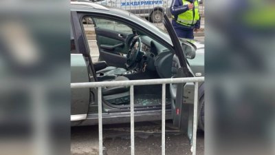 Полицаи удрят и ритат двама задържани при арест в София