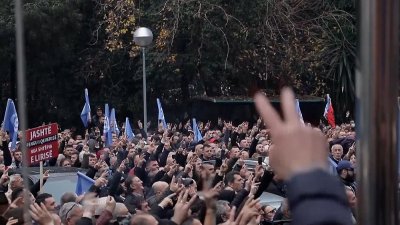 Албански граждани участват в осми пореден протест срещу високите цени