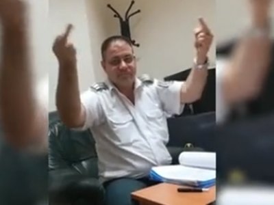  Зам.-шефът в ГКПП Лесово Николай Димитров размахва средни пръсти от бюрото си (ВИДЕО)