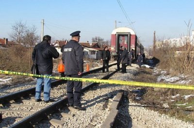 Криминалисти и прокурори разследват инцидент при който тази нощ локомотив