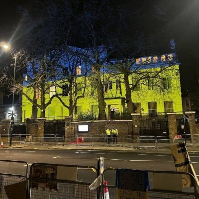 Това е руското посолство в Лондон Когато стане тъмно британците