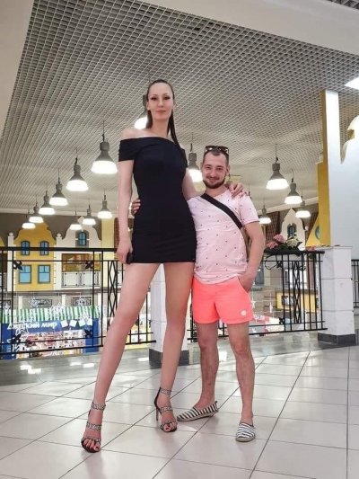 Най високият модел на света Екатерина Лисина която държи два