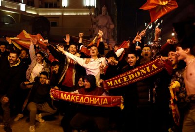 Хиляди футболни фенове излязоха на площад Македония в Скопие където