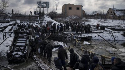 Украйна съобщи днес че подновява евакуацията на цивилни по три хуманитарни