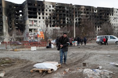 Украинските власти в обсадения Мариупол съобщиха че около 15 000