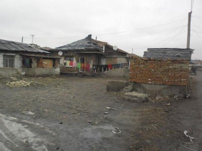 Четири палета с хуманитарна помощ изпратиха от ромската махала в Кюстендил