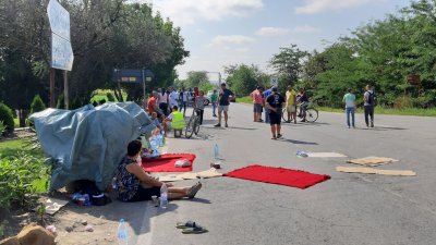 Продължава блокадата на пътя Сливен-Ямбол