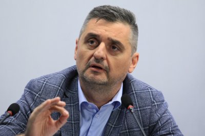 Кирил Добрев осъди Румен Петков за 7 бона 
