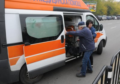 Петима са ранени при челен сблъсък край Пловдив