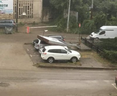 Бурята в Плевен събори билборд върху коли