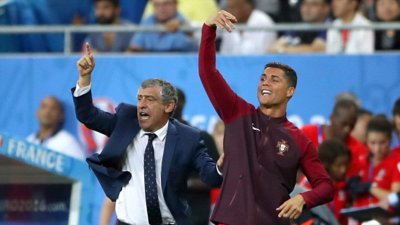 Селекционерът на националния отбор на Португалия Фернандо Сантош поздрави играчите